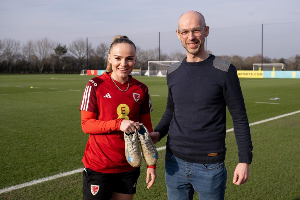 Sêr pêl-droed Cymru yn anfon anrhegion hanesyddol i amgueddfa newydd Wrecsam