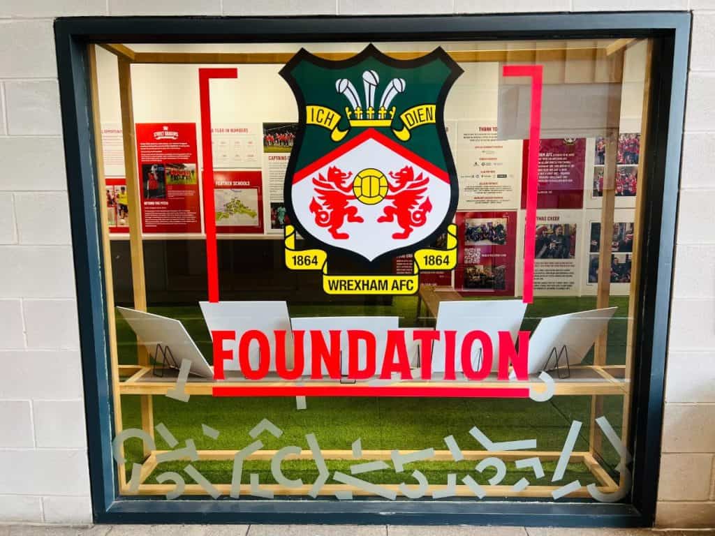 Sefydliad Clwb Pêl-droed Wrecsam yn lansio arddangosfa newydd yn Tŷ Pawb