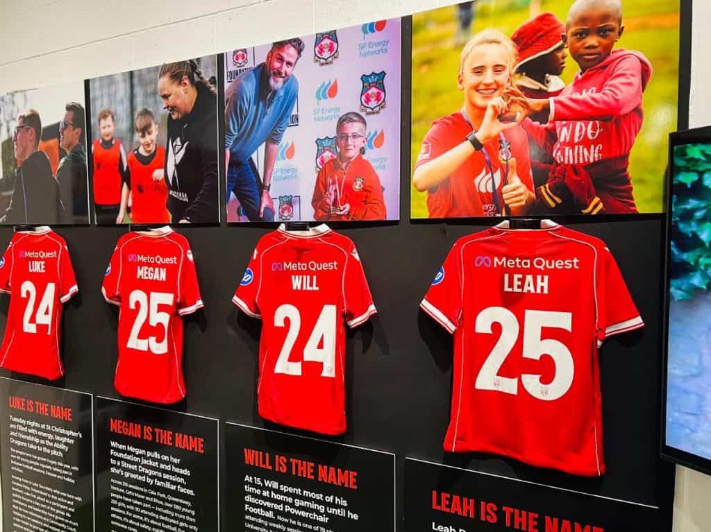 Sefydliad Clwb Pêl-droed Wrecsam yn lansio arddangosfa newydd yn Tŷ Pawb